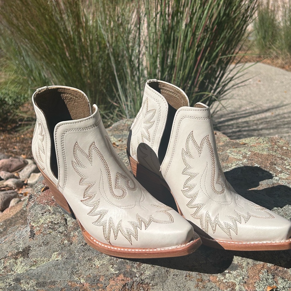 Ariat Cream Western Ankle Booties